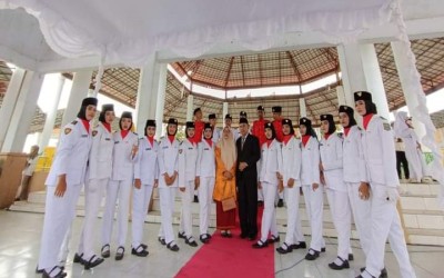 PASKIB dan Marching Band SMA Tunas Kelapa Samarinda Menjadi Petugas Upacara HUT RI Ke-78 di Paruga Na'e Sila