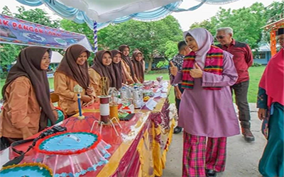 Wakil Gubernur Daerah Khusus Ibukota Jakarta Tinjau Stand Pangan Siswa SMA Tunas Kelapa Samarinda